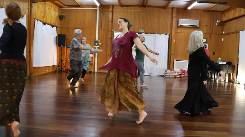 Participantes a dançar descalços numa aula de Biodanza no Clube Alto do Duque