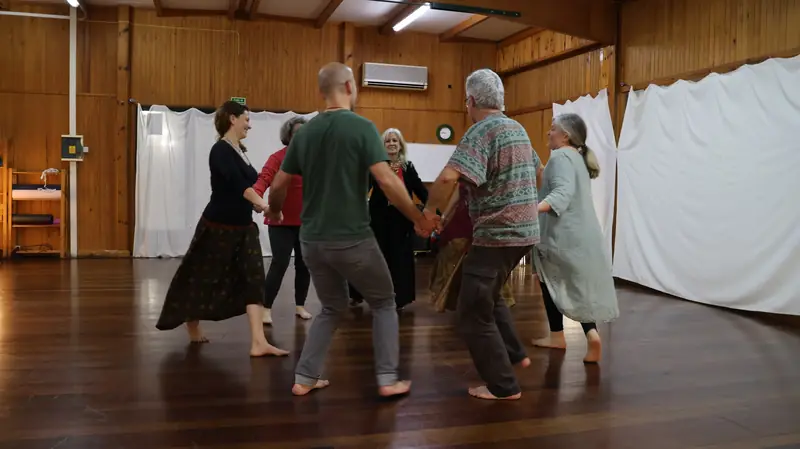 Sala de madeira do Clube Alto do Duque durante uma aula de Biodanza